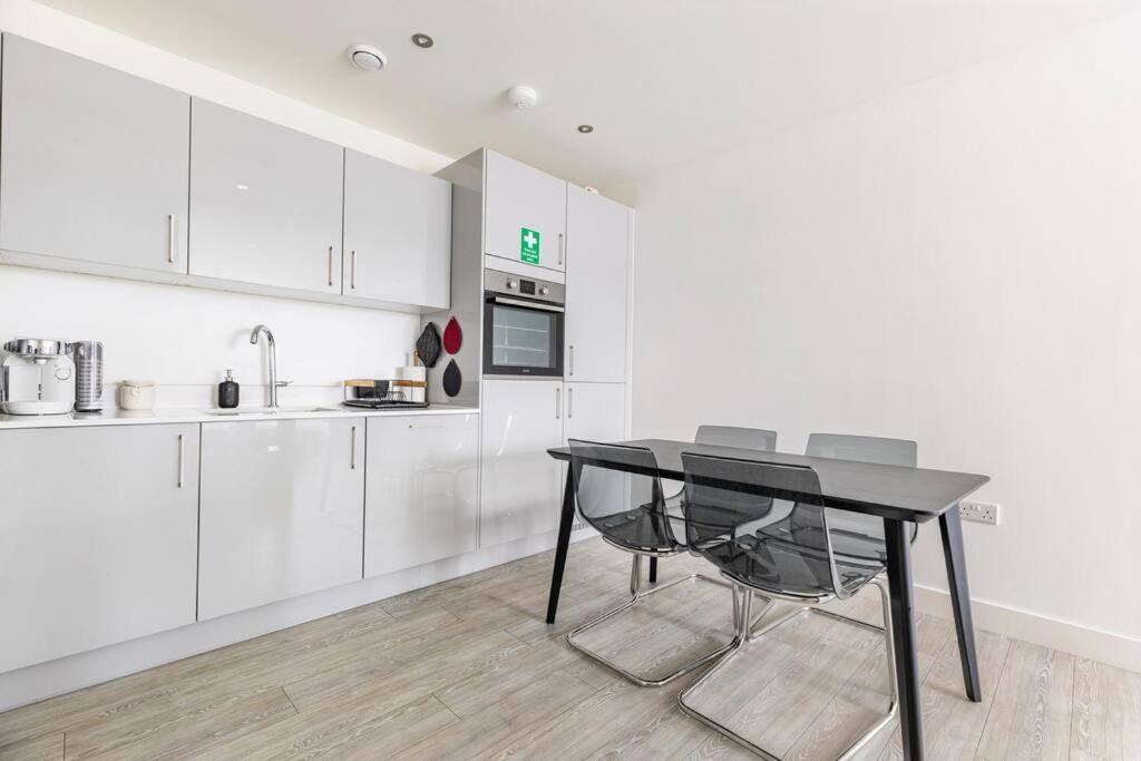 Stylish & Comfortable Top-Floor Flat In Harrow Londres Extérieur photo