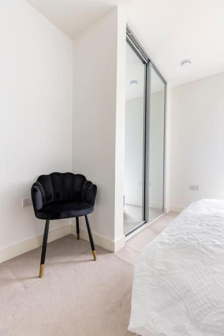Stylish & Comfortable Top-Floor Flat In Harrow Londres Extérieur photo