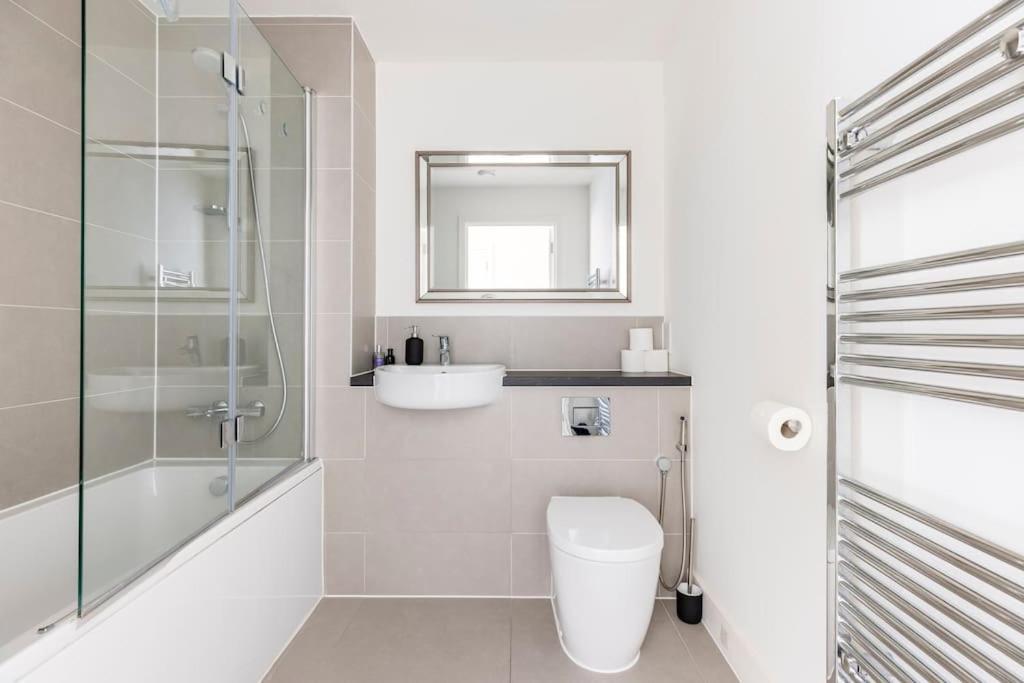 Stylish & Comfortable Top-Floor Flat In Harrow Londres Extérieur photo