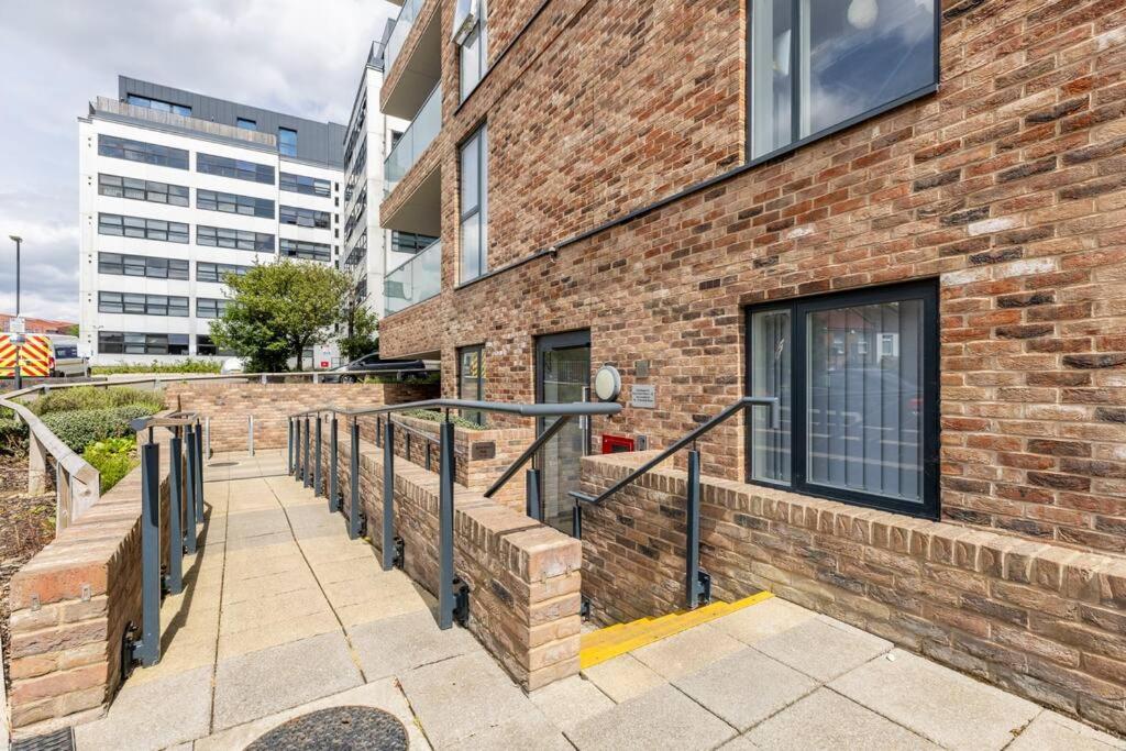 Stylish & Comfortable Top-Floor Flat In Harrow Londres Extérieur photo