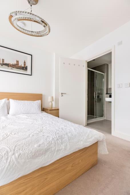 Stylish & Comfortable Top-Floor Flat In Harrow Londres Extérieur photo