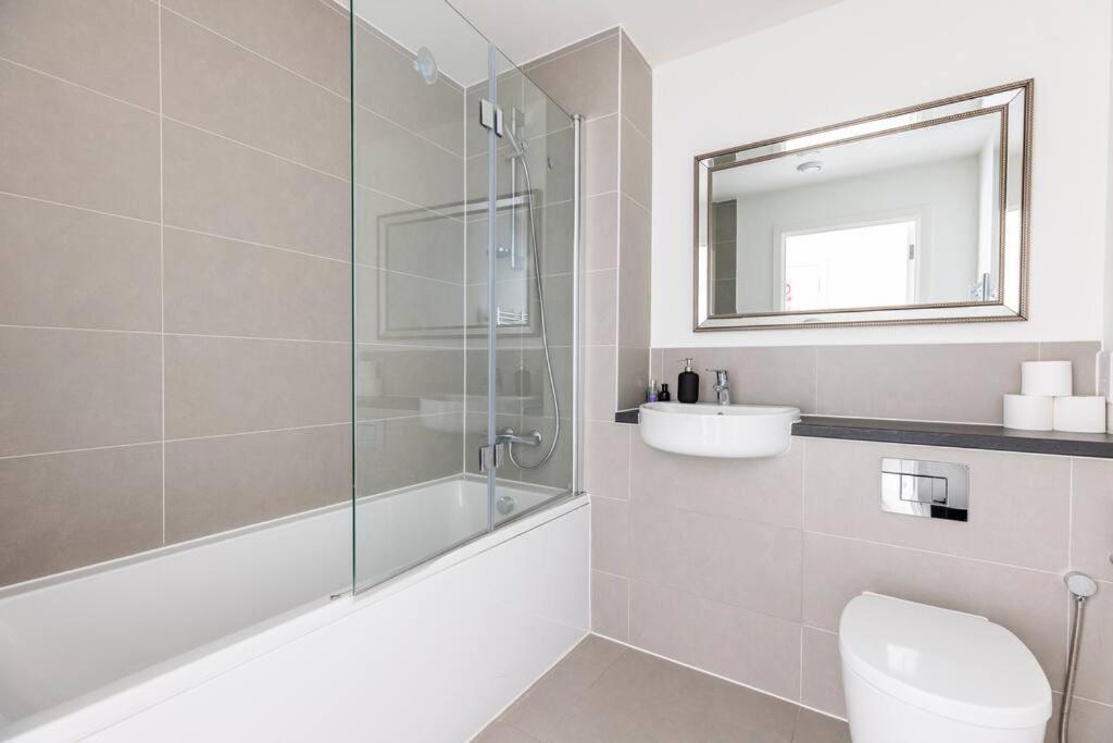 Stylish & Comfortable Top-Floor Flat In Harrow Londres Extérieur photo