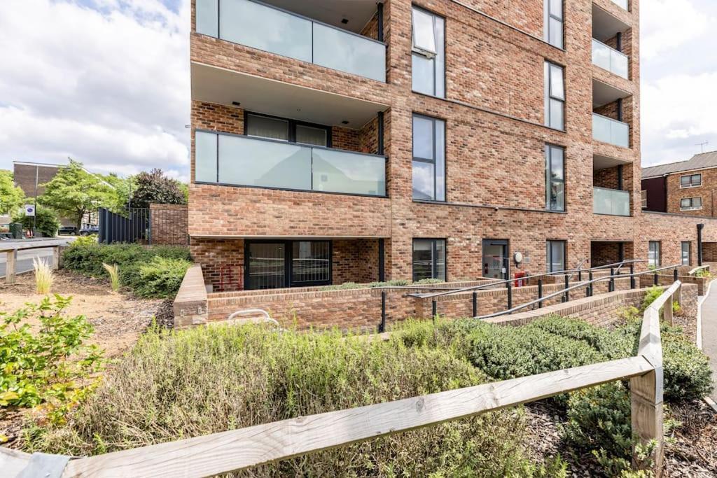 Stylish & Comfortable Top-Floor Flat In Harrow Londres Extérieur photo